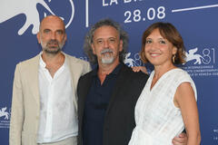 Il produttore David Fonjallaz, il musicista Massimo Mariani e la regista Martina Parenti al photocall del film Bestiari, erbari, lapidari di Massimo d'Anolfi, Martina Parenti a Venezia 81 il 3 settembre 2024