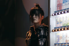 Xenia Tan in Stranger eyes di Siew Hua Yeo - Immagine ufficiale
