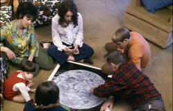 Marilyn Lovell, Jim Lovell in Apollo 13: Survival - Immagine dal set