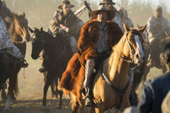 Nick Jonas come Davy Prentiss Jr. e Mads Mikkelsen come Mayor Prentiss in Chaos Walking