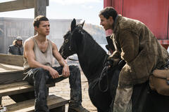 Tom Holland come Todd Hewitt e Nick Jonas come Davy Prentiss Jr. in Chaos Walking