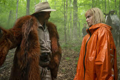 Mads Mikkelsen come Mayor Prentiss e Daisy Ridley come Viola Eade in Chaos Walking