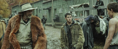 Mads Mikkelsen come Mayor Prentiss, Nick Jonas come Davy Prentiss Jr., e Tom Holland come Todd Hewitt in Chaos Walking