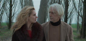 Elena Radonicich e Tommaso Ragno in una scena del film L'isola Degli Idealisti di Elisabetta Sgarbi