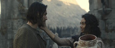Maxim Baldry come Isildur e Nia Towle come Estrid in Il Signore degli Anelli Gli Anelli del Potere 2x04
