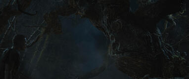 Ismael Cruz Córdova come Arondir e the Ent Snaggleroot (Jim Broadbent) in Il Signore degli Anelli Gli Anelli del Potere 2x04