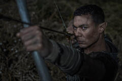 Ismael Cruz Córodova come Arondir in Il Signore degli Anelli Gli Anelli del Potere 2x04