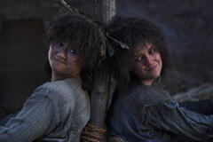 Megan Richards come Poppy, Markella Kavenagh come Nori in Il Signore degli Anelli Gli Anelli del Potere 2x04