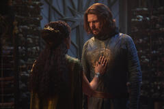 Cynthia Addai-Robinson come Regina Regent Míriel e Lloyd Owen come Elendil in Il Signore degli Anelli: Gli Anelli del Potere 2x05