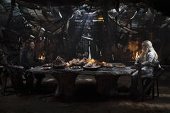 Sam Hazeldine come Adar e Morfydd Clark come Galadriel in Il Signore degli Anelli: Gli Anelli del Potere 2x06