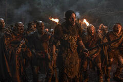 Robert Strange come Glûg (centro, con lancia in mano) in Il Signore degli Anelli: Gli Anelli del Potere 2x07