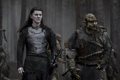 Sam Hazeldine come 'Adar' (sx) in Il Signore degli Anelli: Gli Anelli del Potere 2x07