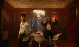 Gavin Leatherwood come Dennis e Alycia Debnam-Carey come Nikki in It's What's Inside - Immagine dal set