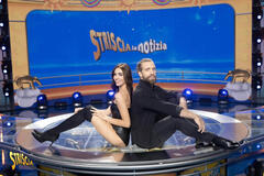 Striscia la notizia - la voce della complottenza - La Velina Beatrice Coari e il Velino Gianluca Briganti