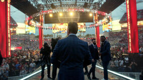 Vince McMahon (centro) in Mr. McMahon - Immagine dal set