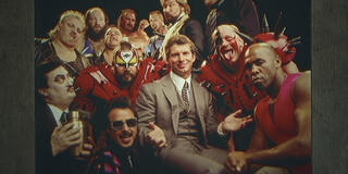 Vince McMahon (centro) in foto da Mr. McMahon - Immagine dal set
