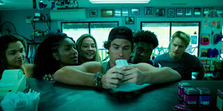 (S-D) Madison Bailey come Kiara, Carlacia Grant come Cleo, Madelyn Cline come Sarah Cameron, Chase Stokes come John B, Jonathan Daviss come Pope, Rudy Pankow come JJ in Outer Banks 4x01