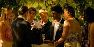 (S-D) Madelyn Cline come Sarah Cameron, David Jensen come Genrette, Chase Stokes come John B, Rudy Pankow come JJ, Jonathan Daviss come Pope, Madison Bailey come Kiara, Carlacia Grant come Cleo in Outer Banks 4x01