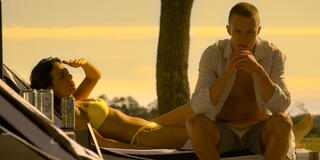 (S-D) Fiona Palomo come Sofia, Drew Starkey come Rafe in Outer Banks 4x03