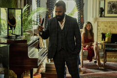 (S-D) Andy McQueen come Singh, Madison Bailey come Kiara in Outer Banks 3x01