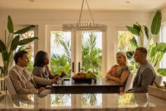 (S-D) Pascal Yen-Pfister come Michel, Marissa Hampton come Translator, Caroline Arapoglou come Rose Cameron, Drew Starkey come Rafe in Outer Banks 3x01