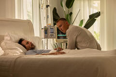 (S-D) Charles Esten come Ward Cameron, Drew Starkey come Rafe in Outer Banks 3x01