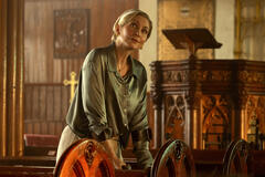 Elizabeth Mitchell come Limbrey in Outer Banks 3x02