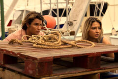 (S-D) Chase Stokes come John B, Madelyn Cline come Sarah Cameron in Outer Banks 3x02