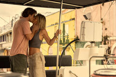 (S-D) Chase Stokes come John B, Madelyn Cline come Sarah Cameron in Outer Banks 3x02