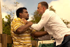 (S-D) Stunt Performer Califf Guzman, Drew Starkey come Rafe in Outer Banks 3x02