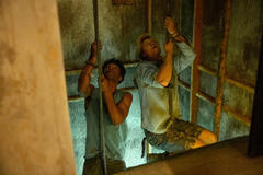 (S-D) Jonathan Daviss come Pope, Rudy Pankow come JJ in Outer Banks 3x02