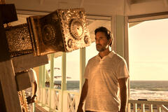 Charles Esten come Ward Cameron in Outer Banks 3x04