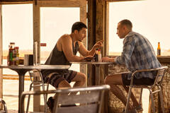 (S-D) Nicholas Cirillo come Barry, Drew Starkey come Rafe in Outer Banks 3x04