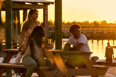 (S-D) Madelyn Cline come Sarah Cameron, Carlacia Grant come Cleo, Jonathan Daviss come  Pope in Outer Banks 3x04