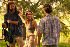 (S-D) Charles Halford come Big John, Madelyn Cline come Sarah Cameron, Chase Stokes come John B in Outer Banks 3x04