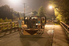 (S-D) Austin North come Topper, Rudy Pankow come JJ, Jonathan Daviss come Pope, Carlacia Grant come Cleo, Madelyn Cline come Sarah Cameron, Madison Bailey come Kiara in Outer Banks 3x05