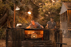 (S-D) Drew Starkey come Rafe, Nicholas Cirillo come Barry in Outer Banks 3x05