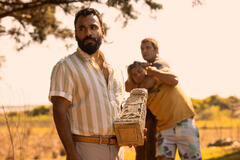 (S-D) Andy McQueen come Singh, Chase Stokes come John B in Outer Banks 3x06