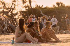 (S-D) Alexandra Archer come Scarlett, Sarah Elliott come Lauren, Lilah Pate come Peeler, Madelyn Cline come Sarah Cameron in Outer Banks 3x06