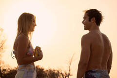 (S-D) Madelyn Cline come Sarah Cameron, Austin North come Topper in Outer Banks 3x06