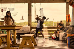 (S-D) Carlacia Grant come Cleo, Jonathan Daviss come Pope, Rudy Pankow come JJ in Outer Banks 3x06