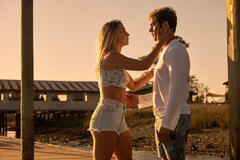 (S-D) Madelyn Cline come Sarah Cameron, Austin North come Topper in Outer Banks 3x07