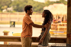 (S-D) Jonathan Daviss come Pope, Carlacia Grant come Cleo in Outer Banks 3x07