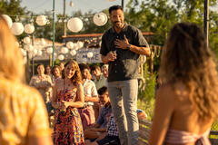 (S-D) Samantha Soule come Anna, Marland Burke come Mike, Madison Bailey come Kiara in Outer Banks 3x07