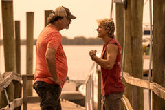 (S-D) Justin Smith come Barracuda Mike, Rudy Pankow come JJ in Outer Banks 3x08