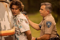 (S-D) Chase Stokes come John B, Cullen Moss come Deputy Shoupe in Outer Banks 3x08