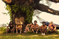 (S-D) Carlacia Grant come Cleo, Madison Bailey come Kiara, Madelyn Cline come Sarah Cameron, Chase Stokes come John B, Jonathan Daviss come Pope, Rudy Pankow come JJ in Outer Banks 3x08