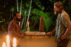 (S-D) Andy McQueen come Singh, Charles Halford come Big John in Outer Banks 3x08