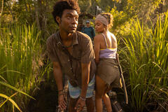 (S-D) Jonathan Daviss come Pope, Madison Bailey come Kiara sul set di Outer Banks 3x10