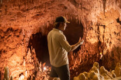 Il regista Jonas Pate sul set di Outer Banks 3x10